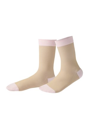 Paar beige gerippter Knöchelsocken mit hellrosa Bündchen, Fersen und Zehen, präsentiert vor weißem Hintergrund.