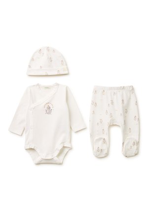 Weißes Baby-Set mit langärmligem Body, Fußhose und Mütze, alle mit kleinen Pinguinmotiven und einem Pinguin-Design auf dem Body.