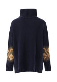 Marineblauer Pullover mit hohem Kragen, der gestrickte geometrische Muster in Braun und Gold an den Ärmeln aufweist. Weiche Textur, lockere Passform.