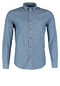 Camisa de botones azul claro con cuello, mangas largas y un bolsillo en el pecho izquierdo. Presenta botones marrones y una tela texturizada.