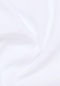 Gestructureerde witte stof met een gladde, matte afwerking, die subtiele plooien en een zachte val vertoont, geschikt voor verschillende textieltoepassingen.