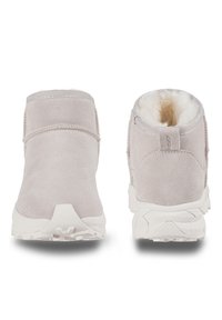 Suedes ankelsko i lys grå med blødt faux fur-for. Har en flad hvid gummisål og en tekstureret bagsektor for bedre greb.