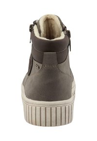 Šedá polobotka s hladkým koženým povrchem, měkkou umělou kožešinou uvnitř a drsnou gumovou podrážkou, se dekorativním logem na boku.