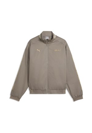 Giacca Puma marrone chiaro con zip, collo alto, polsini elastici, orlo, logo Puma sul petto e scritte lungo entrambe le maniche.