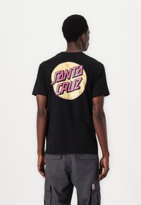 Santa Cruz - WAGON DOT CHEST UNISEX - Print T-shirt - black Thumbnail Image 1