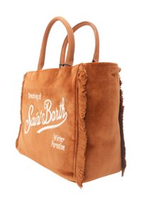 Sac fourre-tout en daim marron avec des bords effilochés et un texte imprimé en blanc : "Rêvant de Saint Barth, le paradis d'hiver." Deux poignées en cuir.
