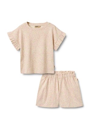 Zweiteiliger Anzug mit kurzärmligem Oberteil und passenden Shorts. Hellrosa Stoff mit Blumenmuster und gerüschten Ärmelsäumen.