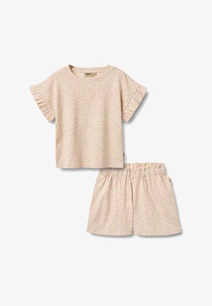 Dvoubarevný outfit sestávající z krátkého rukávu a odpovídajících šortek. Světle růžová látka s květinovým vzorem a volánkovými okraji rukávů.