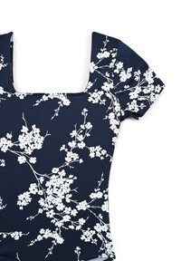 Costume da bagno navy con maniche corte a sbuffo, caratterizzato da un motivo floreale bianco e un décolleté squadrato. Realizzato in materiale liscio ed elastico.