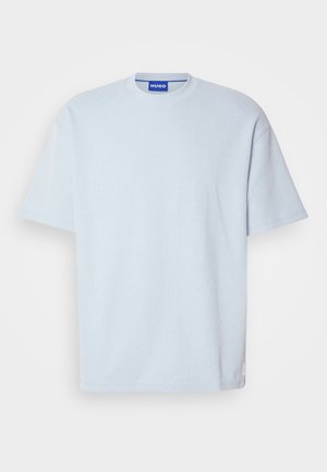 Lichtblauwe geribbelde t-shirt met een ronde hals en korte mouwen. Heeft een normale pasvorm en een subtiele logo-accent op de zoom.