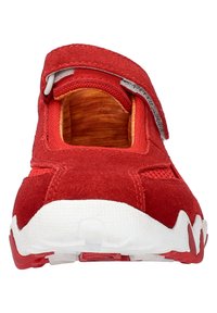 Chaussure rouge avec un dessus en suédine, des accents en mesh et une sangle Velcro ajustable. Semelle texturée blanche avec des accents rouges et un design à bout rond.