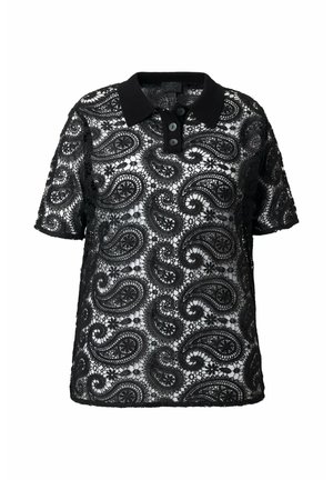 Musta pitsinen lyhythihainen poolopaita, jossa on kukka- ja paisley-kuvioita sekä yksivärinen musta kaulus ja napitus.