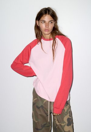 PULL&BEAR, OVERSIZE LONG RAGLAN SLEEVE - T-SHIRT - T-shirt à manches longues - pink