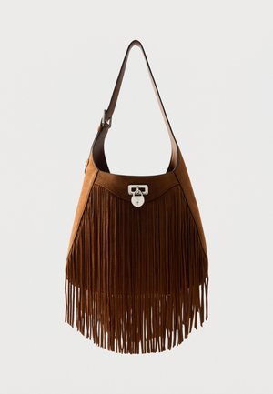 Sac à bandoulière en daim marron avec de longues franges et un fermoir argenté à l'avant sur fond uni.