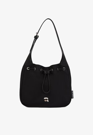 Mustatyylinen nylontasku, jossa on sileä pinta, narukiristys, hopeanväriset yksityiskohdat ja pieni logotunnus edessä.