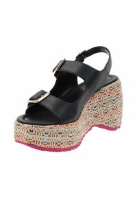 Sandalo nero con due cinturini larghi e fibbie dorate, caratterizzato da una piattaforma intrecciata multicolore con texture e una suola in gomma rosa.