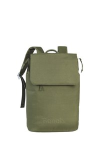 Sac à dos en tissu vert olive de forme rectangulaire, avec fermeture à rabat, logo à l'avant, sangle ajustable et poignée sur le dessus. Matière texturée.