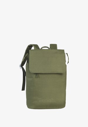 Sac à dos en tissu vert olive de forme rectangulaire, avec fermeture à rabat, logo à l'avant, sangle ajustable et poignée sur le dessus. Matière texturée.