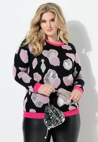 Strickpullover mit schwarzem Grund, verziert mit einem pinken und silbernen Animal-Print. Abgerundet mit einem pinken, gerippten Ausschnitt und Bündchen. Glänzende schwarze Paillettentasche.