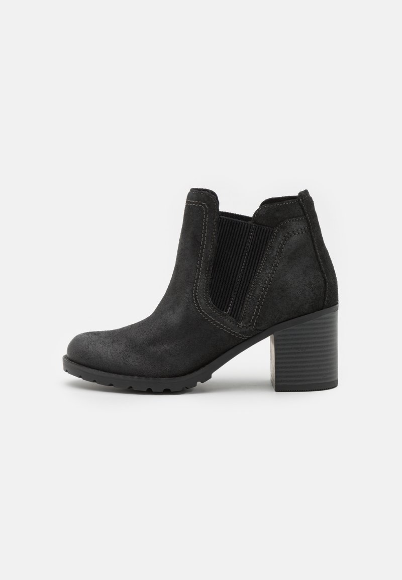 Stivaletto in suede nero con pannelli laterali elastici, punta rotonda e tacco a blocco texturizzato. Cuciture rinforzate per una maggiore durata.