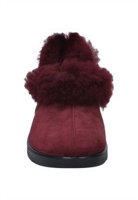 Bordeaux ruskindsko med en fluffy faux fur krave, rund tå og en flad sort sål. Har syninger foran.