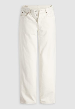 Jean blanc taille haute à jambes droites avec braguette à boutons, poches avant et arrière, et rivets en cuivre visibles aux coins des poches.