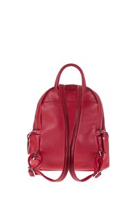 Zaino in pelle rossa con una finitura testurizzata, doppi manici superiori, spallacci regolabili e tasche laterali con zip. Design semplice e arrotondato.