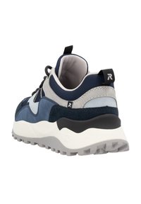 Sneaker mit einer Mischung aus blauen Wildleder- und Mesh-Elementen, schwarzen Akzenten, einer dicken weißen Sohle und reflektierenden Details an den Schnürsenkeln und der Ferse.