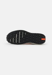 Nike Sportswear W NIKE WAFFLE ONE - Sapatilhas - active fuchsia/universe gold/black/coconut milk/metallic silver/orange