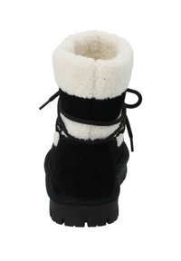 Botín de ante negro con un cuello de borreguito blanco, que presenta una parte superior redondeada, cordones negros y una suela de plástico texturizada.