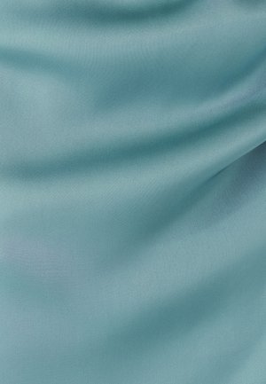 Tissu en satin bleu clair avec une texture lisse et brillante, présentant des drapés souples et un éclat subtil. Pas de motifs ni d'accents visibles.