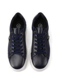 Sneakers in pelle blu navy con punta rotonda, lacci piatti e suola in gomma bianca. Presentano un piccolo emblema sul lato per un tocco di dettaglio.