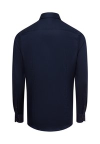 Marineblaues langärmliges Hemd, glatte Textur, strukturierter Kragen, geknöpfte Manschetten und gerader Saum, mit einem schlichten Design ohne Muster.