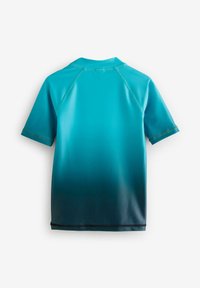 T-shirt à manches courtes dégradé du bleu aqua au bleu marine, en tissu lisse et léger. Présente un col rond et des coutures plates.
