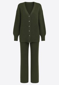 Olivgrünes Strickjacken- und Hosen-Set aus geripptem Strickstoff. Die Strickjacke hat einen V-Ausschnitt und fünf große Knöpfe.