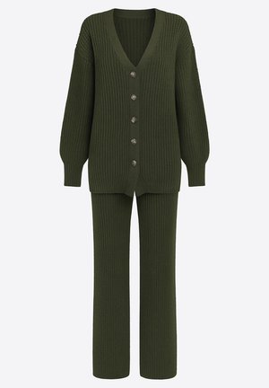 Conjunto de cárdigan verde oliva y pantalones a juego, hecho de tela de punto acanalado. El cárdigan presenta un escote en V y cinco botones grandes.