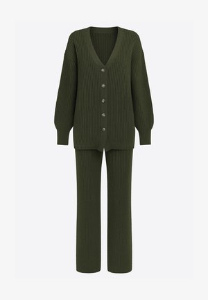 Olivgrön kofta och matchande byxor, tillverkade av ribbad stickad tyg. Koftan har V-ringning och fem stora knappar.