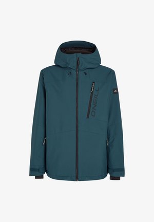 Chaqueta impermeable en color verde azulado con cierre de cremallera, capucha ajustable y detalles en negro. Cuenta con bolsillos laterales y en el pecho para almacenamiento.
