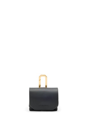Pochette in pelle nera AllSaints con una chiusura geometrica in metallo dorato sulla parte superiore, mostrata su uno sfondo bianco.