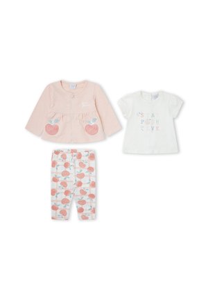 Conjunto de tres piezas para niña con chaqueta con cremallera temática de melocotón, camiseta blanca con el mensaje “Stay Positive” y pantalones con estampado de melocotón.