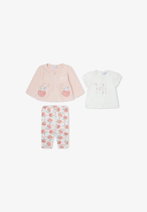 Conjunto de tres piezas para niña con chaqueta con cremallera temática de melocotón, camiseta blanca con el mensaje “Stay Positive” y pantalones con estampado de melocotón.