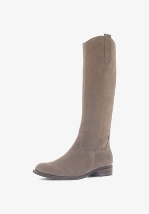 Tan suede kniehoge laars met een ronde neus, minimale stikseldetails en een lage gestapelde hak. Versterkte trekband bovenaan.