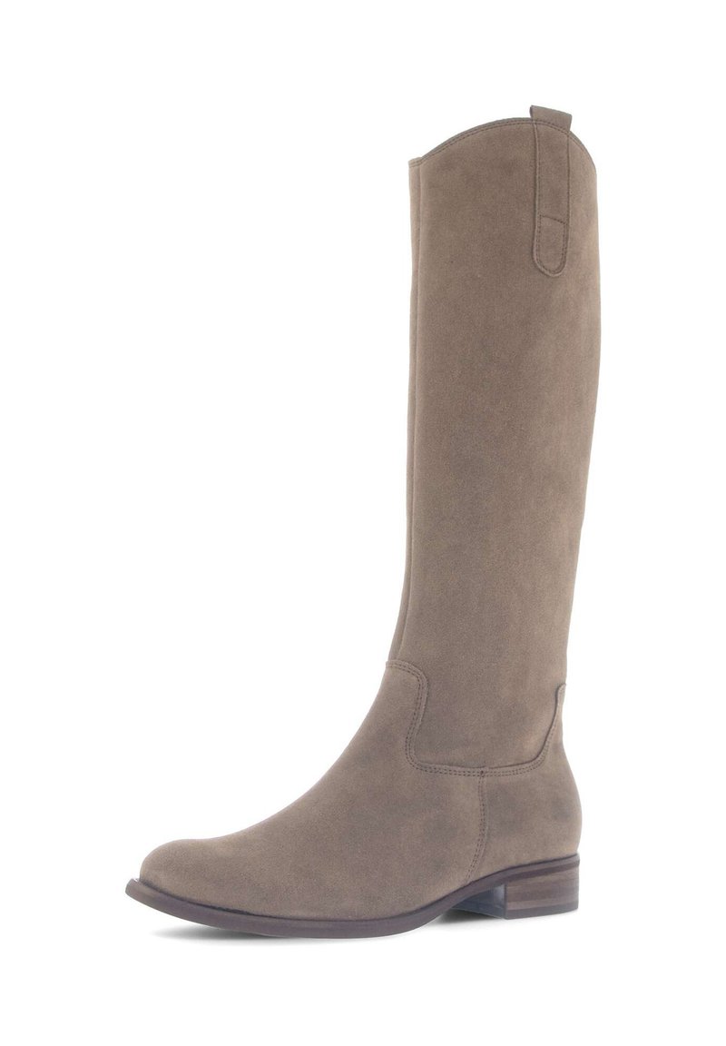 Tan suede kniehoge laars met een ronde neus, minimale stikseldetails en een lage gestapelde hak. Versterkte trekband bovenaan.