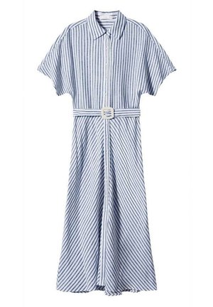 Niebiesko-biała sukienka koszulowa w pionowe paski, z krótkim rękawem, kołnierzykiem, guzikami z przodu oraz dopasowanym paskiem z prostokątną klamrą.