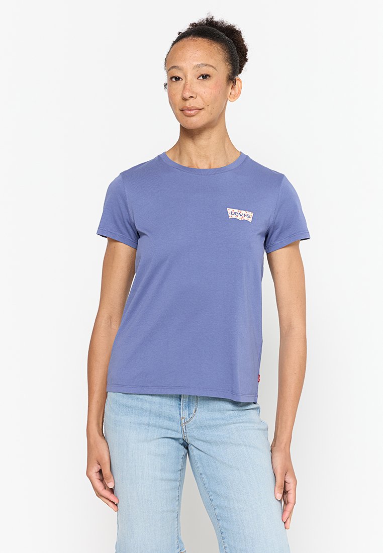 Fioletowa koszulka z krótkim rękawem i okrągłym dekoltem, z małą naszywką logo Levi's po lewej stronie klatki piersiowej. Miękka bawełniana tkanina, prosty krój, minimalny design.