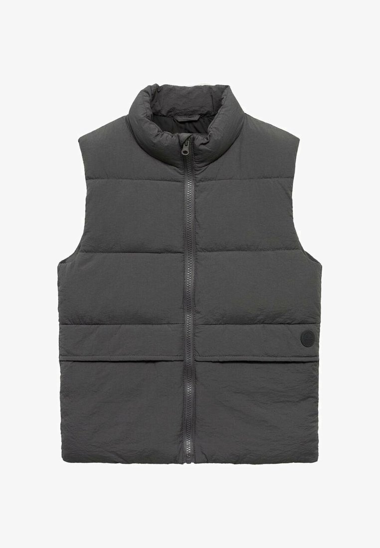 Pohodlná šedá vesta s vysokým límcem, předním zipem a dvěma vodorovnými kapsami. Má strukturovanou tkaninu a kulaté logo na boku.