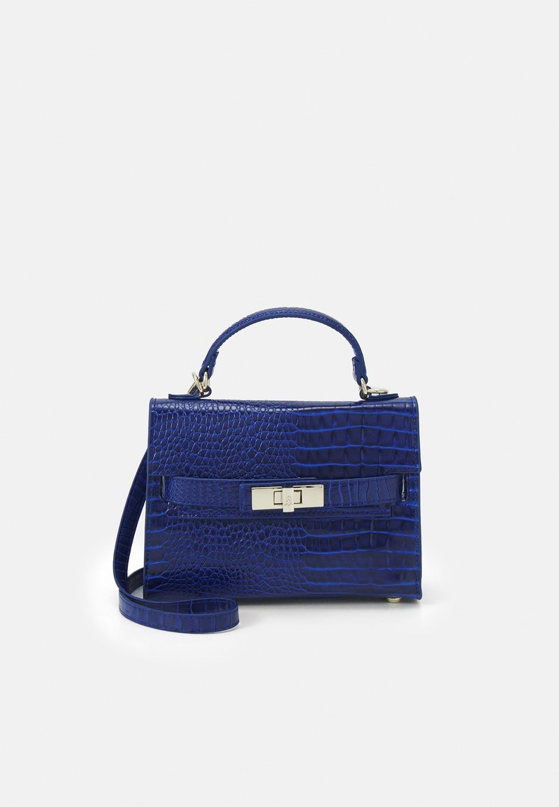 Sac à main bleu embossé crocodile avec un design structuré, des ferrures argentées, une poignée supérieure et une bandoulière détachable.