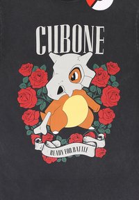 Zwarte T-shirt met een cartoonfiguur, Cubone, omringd door rode rozen en een banner met de tekst "KLAAR VOOR DE STRIJD" in het wit.
