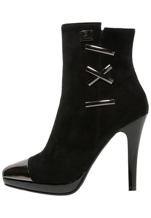 Højhælede støvletter - black