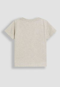Svijetlosmeđi kratki rukavi T-shirt od mekog, teksturiranog pamuka. Ima okrugli izrez i čiste, jednostavne šavove.